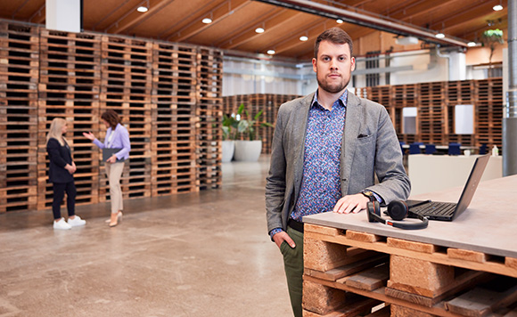 Employee at office - Casual dress- Supply chain Management - ALDI SUED HOLDING - jobs